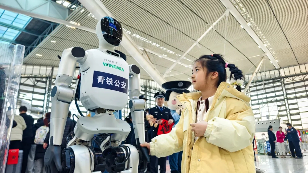 文達通股份三款警用機器人首秀青島北站: “智慧+溫度”護航平安春運